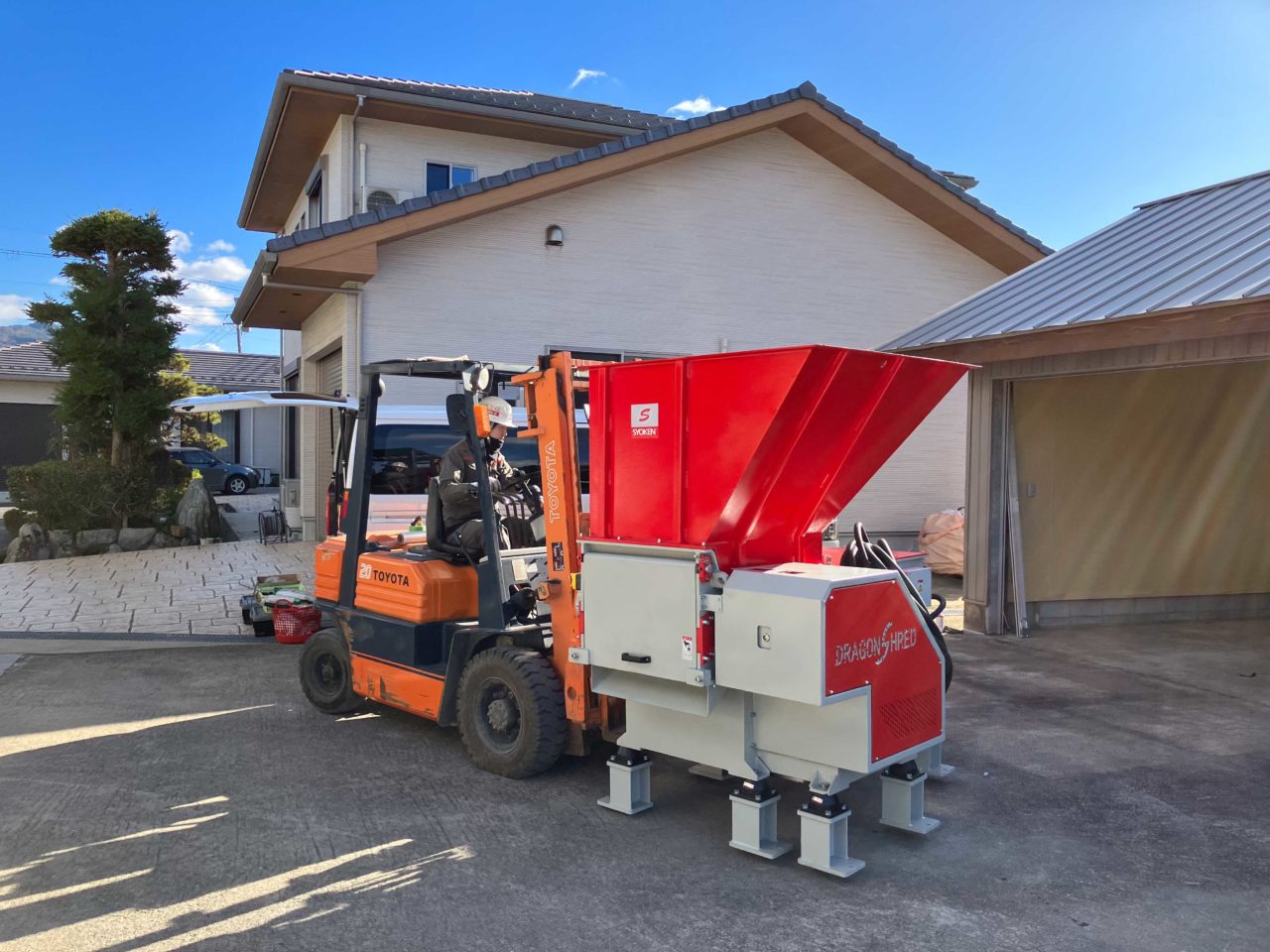 破砕機をフォークで搬入