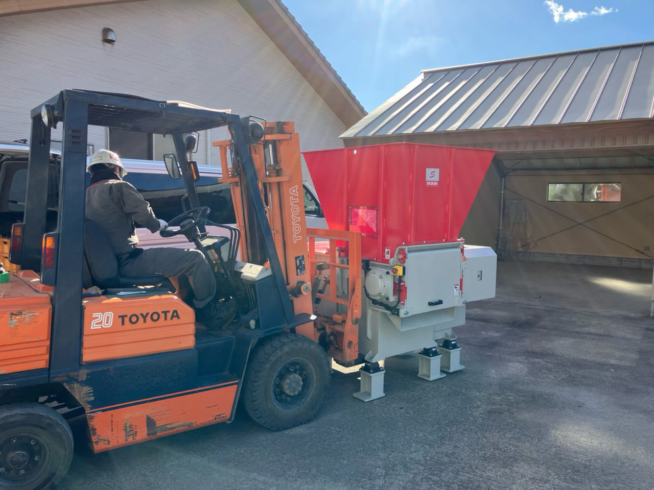フォークで破砕機を搬入