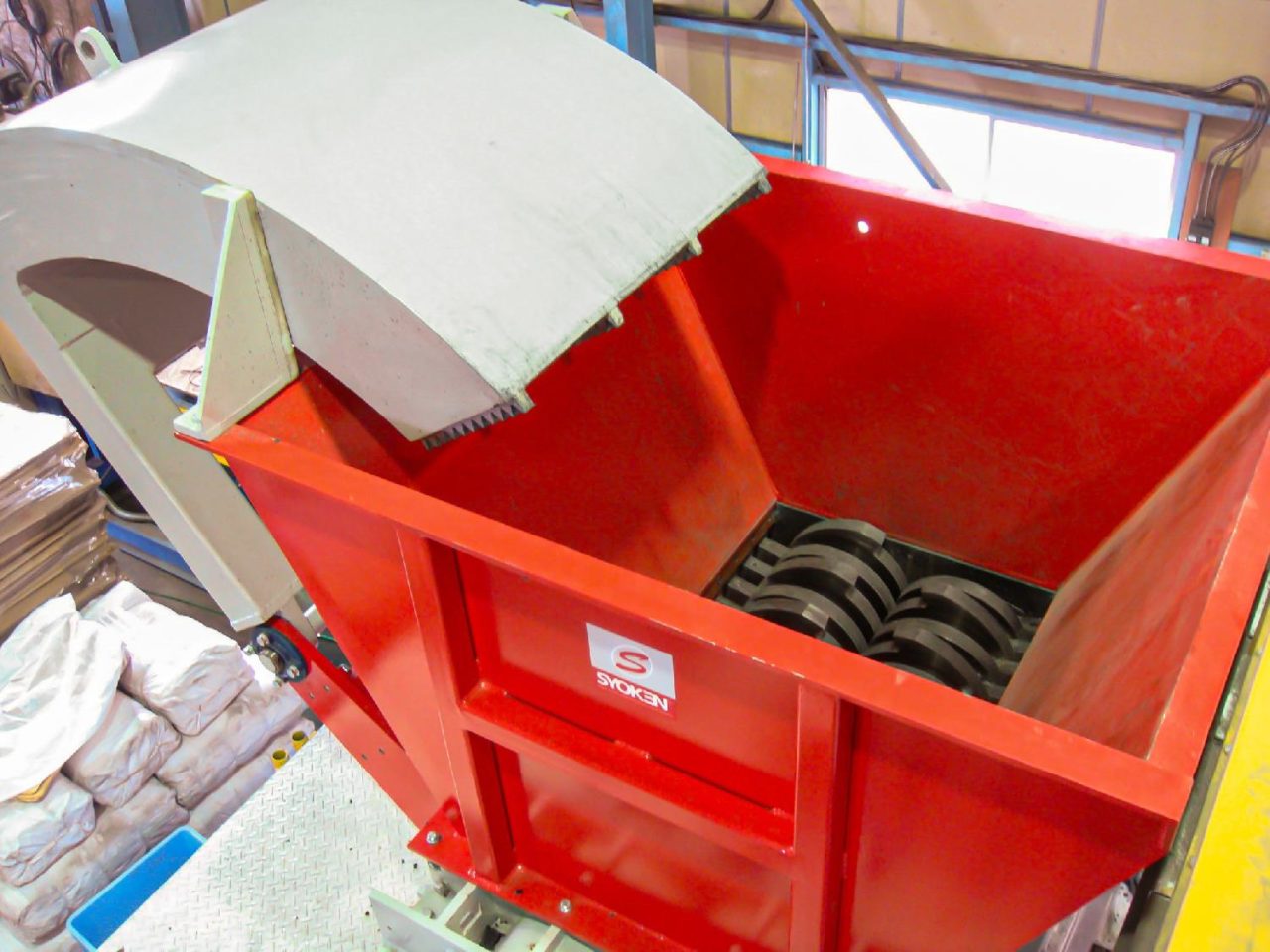 スイング式プッシャーで破砕効率アップ