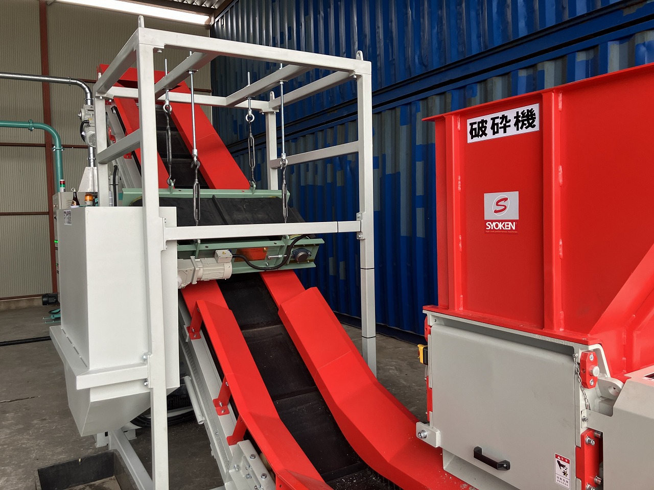 DS2260付帯設備のコンベアと吊り下げ式磁選機