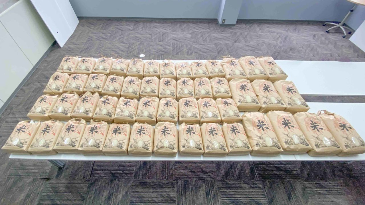 いただいた300kgのお米がテーブルの上に並んでいる