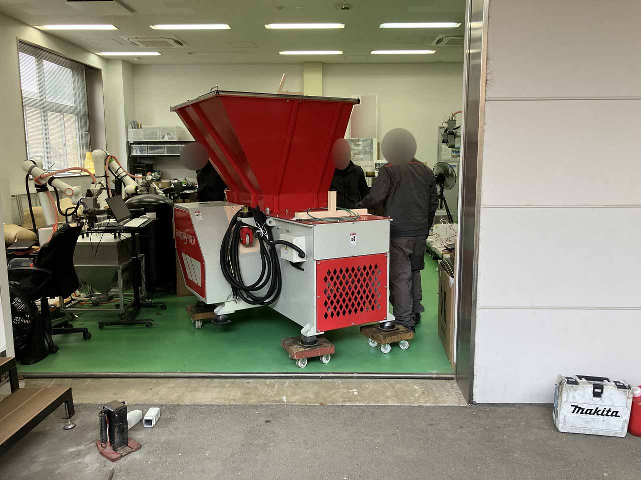 建屋内搬入の様子