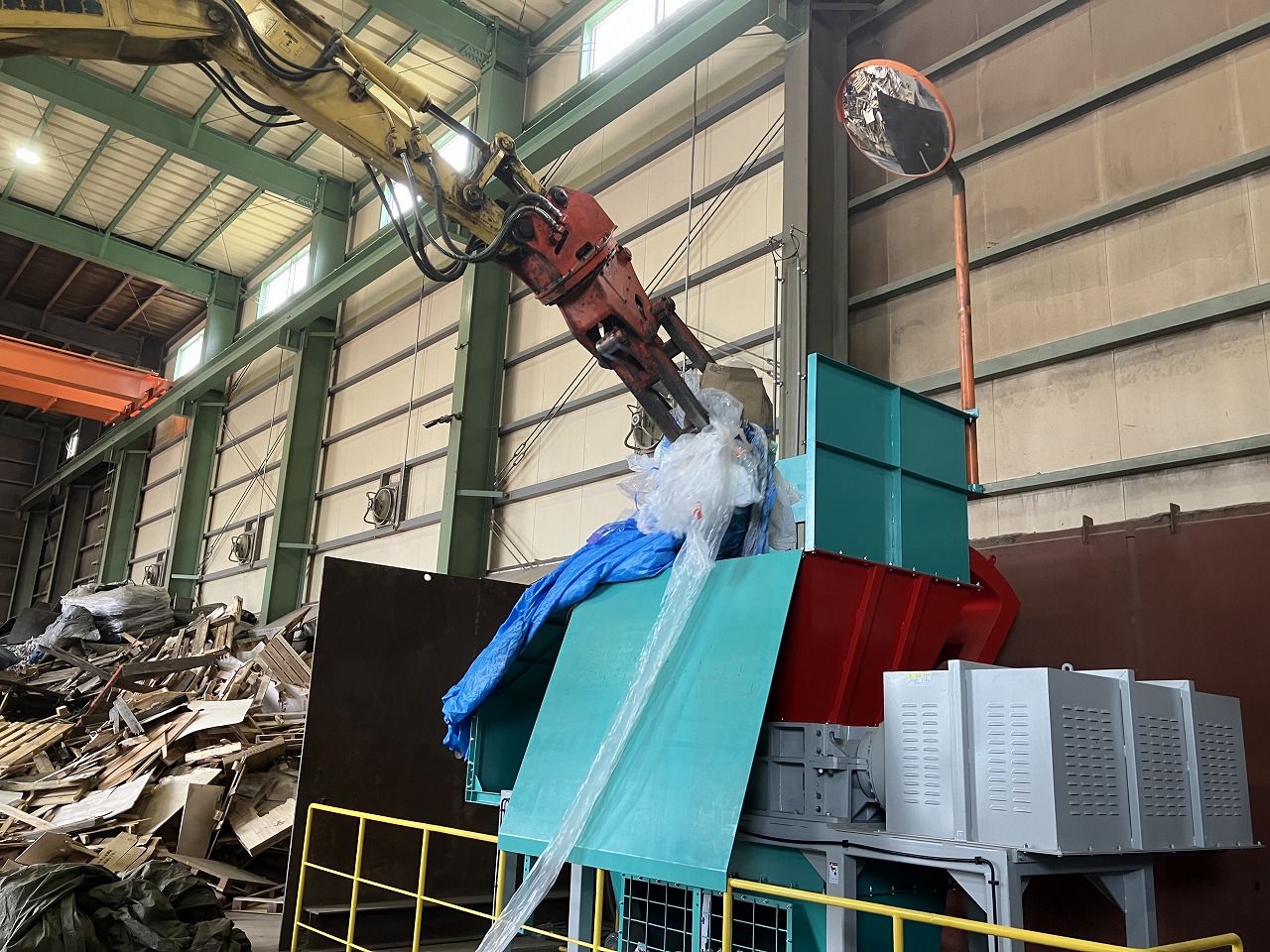 破砕物投入の様子