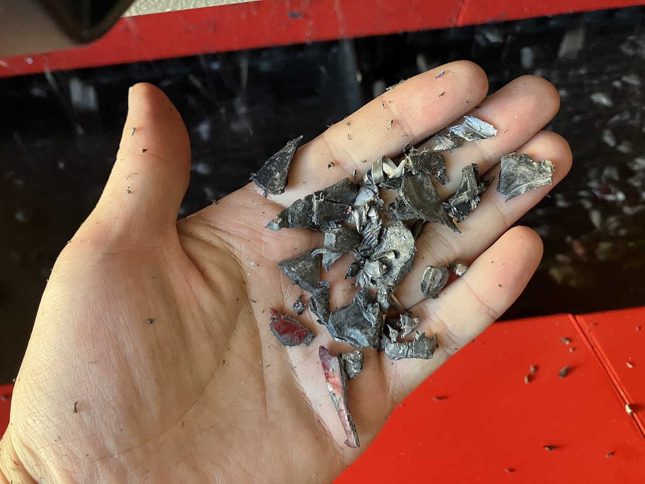 破砕したプラスチックパーツ