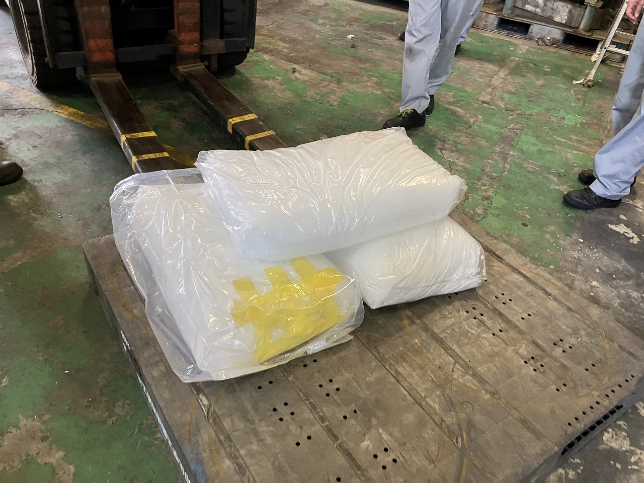 破砕する材料(樹脂ペレット塊)