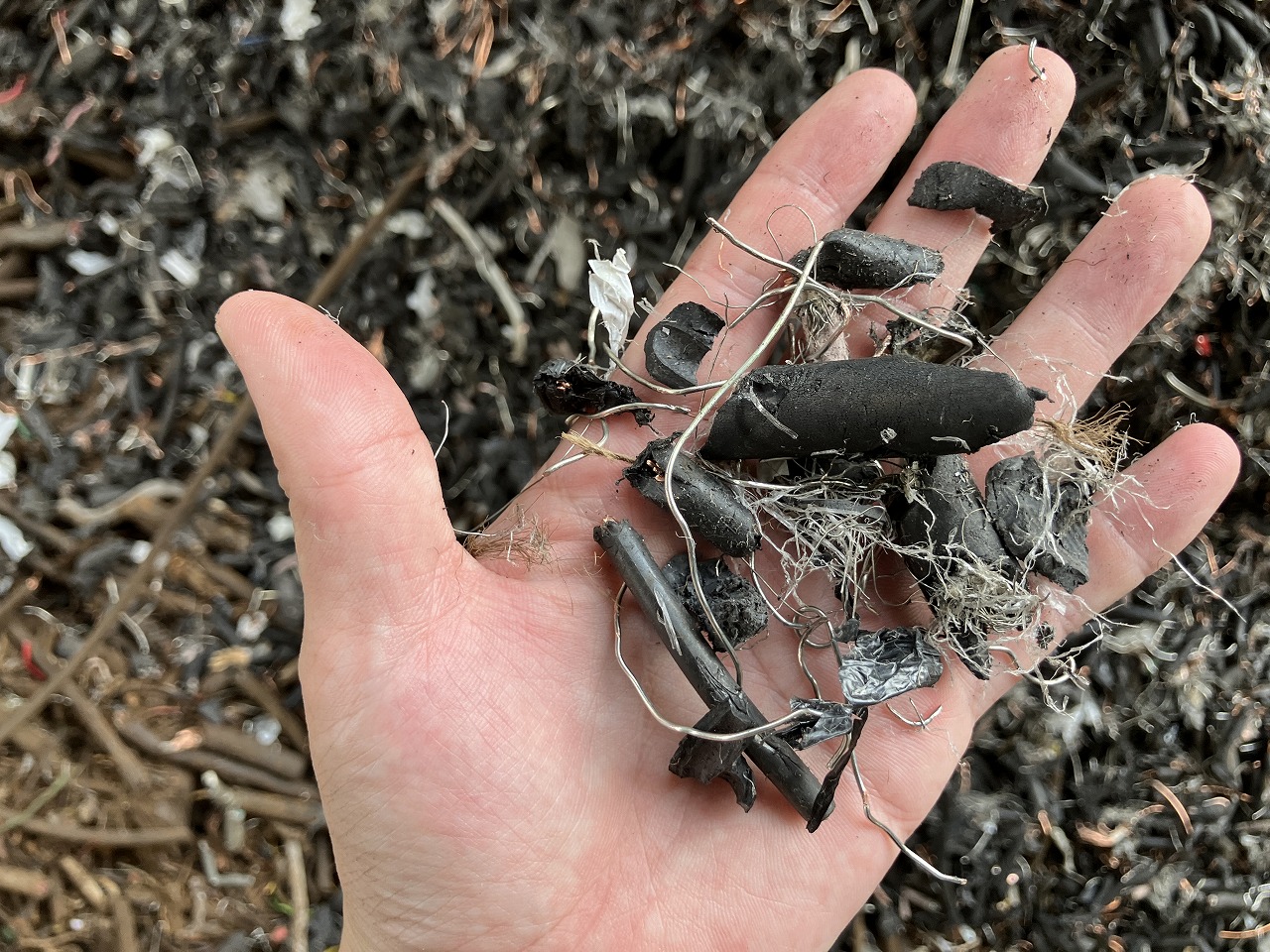 破砕後の被覆付き電線